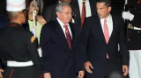 Kubánský prezident Raúl Castro po příletu na letiště v Panamě (uprostřed)