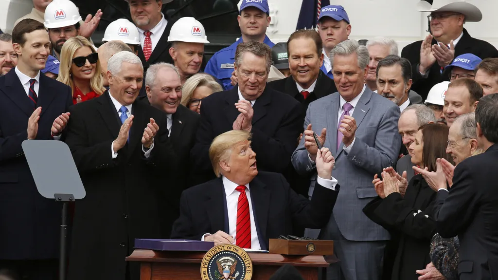 Americký prezident při podpisu smlouvy USMCA