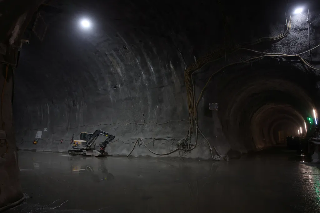 Tunel tvoří komplexní systém skládající se ze dvou hlavních železničních tunelů, příčných chodeb, nouzových zastávek a průzkumného tunelu, který se nachází 12 metrů pod těmi železničími a slouží k odvodnění a geologickému průzkumu
