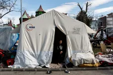 Po ničivém zemětřesení v Turecku a Sýrii lidé přespávají na stadionech i v táborech