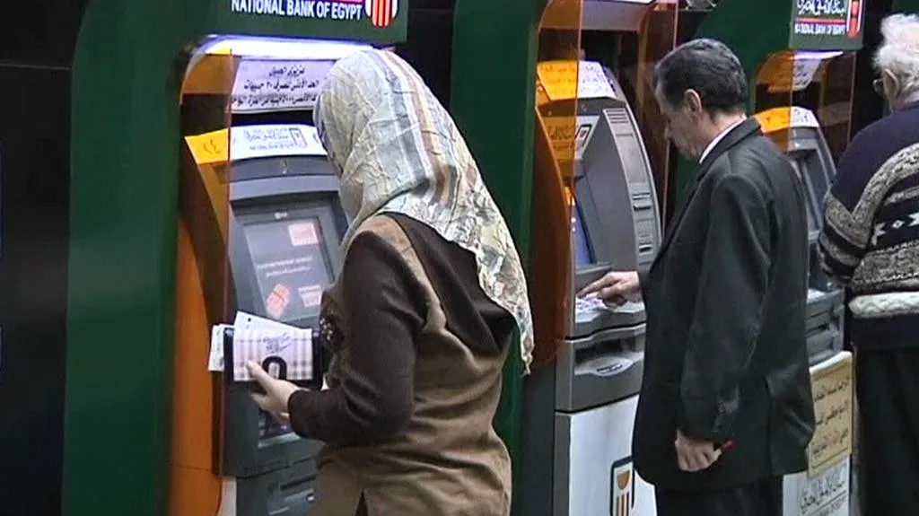 Muslimové vybírají z bankomatu
