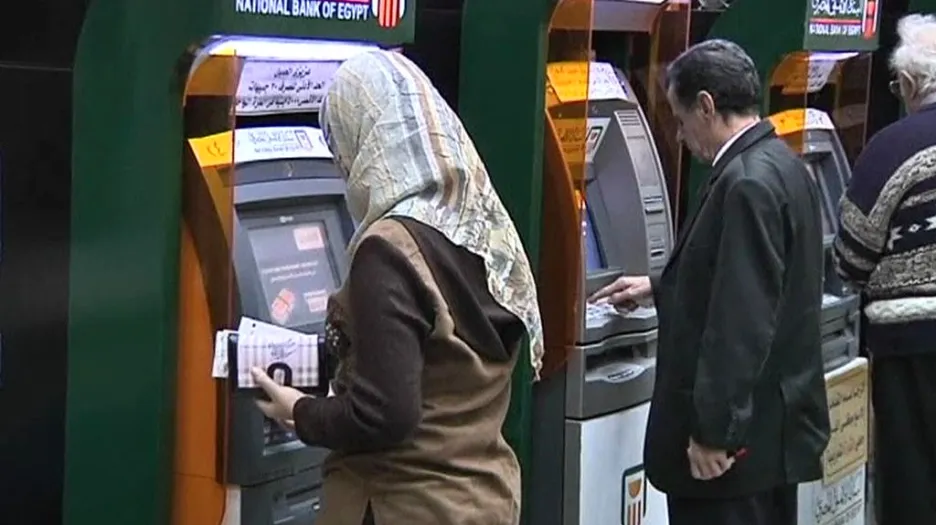 Muslimové vybírají z bankomatu
