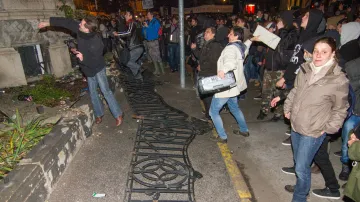 Demonstranti napadali sídlo vládní strany Fidesz