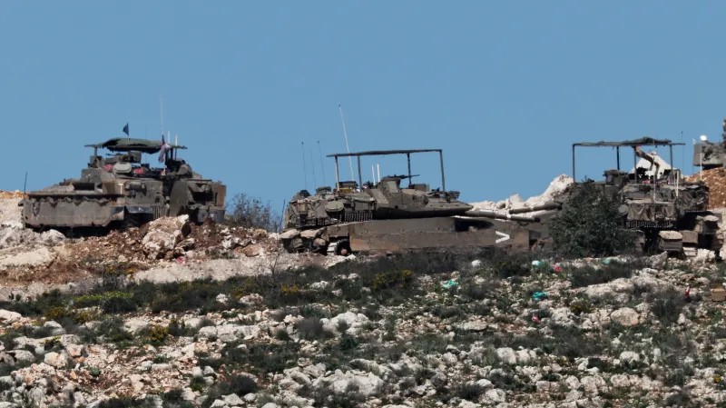 Izraelské tanky a transportéry v jižním Libanonu