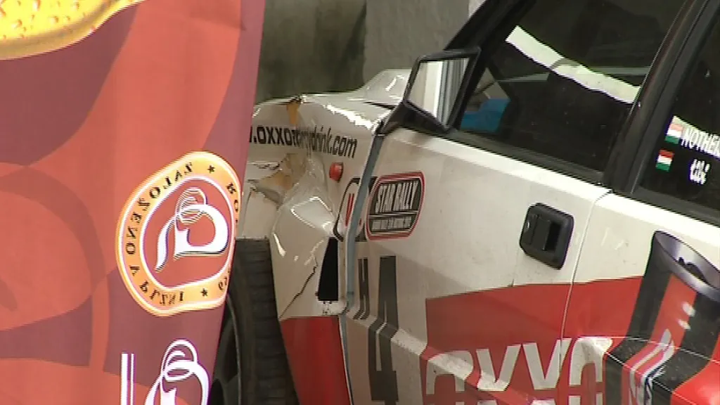 Auto narazilo do stánku