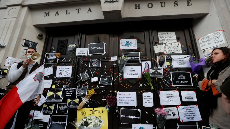 Protest před maltskou ambasádou v Londýně