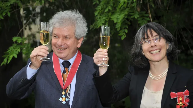 Dirigent Jiří Bělohlávek převzal dne 21. 5. 2012 z rukou britské velvyslankyně Sian MacLeodové  titul komandér Řádu britského impéria.