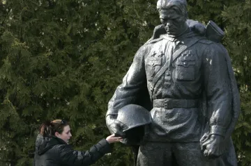 „Naprostý propagandistický podvod.“ Hrob sovětských vojáků v Estonsku se ukázal být prázdný