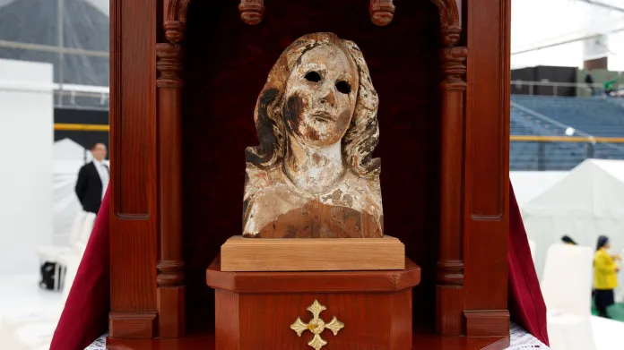 Poničená dřevěná socha Panny Marie z Nagasaki