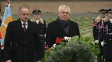 Prezidenti Zeman a Kiska během piety v Terezíně