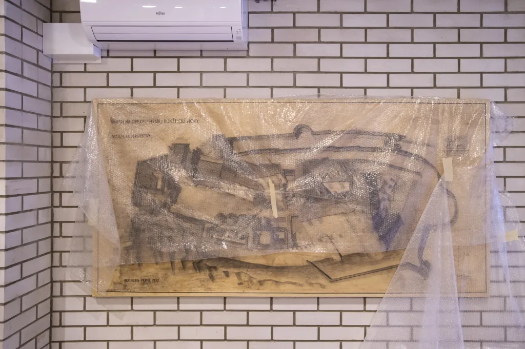 Zároveň ale nebudou přístupné jiné prostory, kde pracují restaurátoři. Letos a příští rok bude uzavřena další část hradního paláce a věž, kde se obnovují kamenické prvky, vnitřní omítky a opravují se elektrorozvody