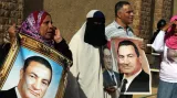 Mubarakovi příznivci před budovou soudu