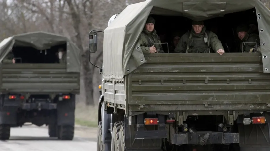 Pohyb neoznačených armádních vozů na Krymu