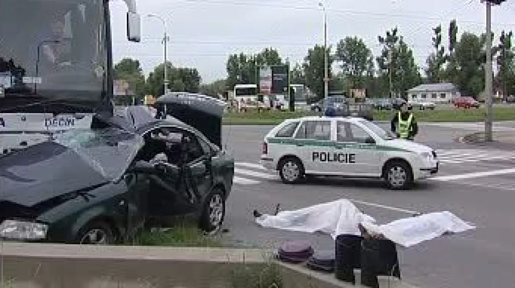 Srážka auta s autobusem