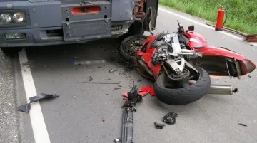 Srážka motocyklu s kamionem