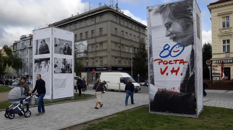 Výstava fotografií Oldřicha Škáchy v plenéru mezi Národní technickou knihovnou a stanicí metra Hradčanská v Praze