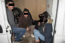 Iráčany, které našli celníci v dodávce, převezla policie do Bělé