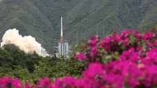 Start rakety Dlouhý pochod 2C, jejíž trosky zřejmě dopadly do Číny