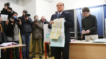 Silvio Berlusconi u volební urny