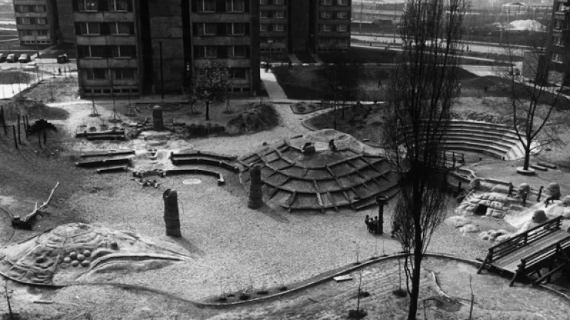 V roce 1976 vyhrál sochař Kurt Gebauer soutěž na projekt dětského hřiště ve vnitrobloku panelákového sídliště. Dle autora jde o pokus řešit hru dětí v prostoru podobném venkovskému nebo předměstskému, kde si děti hrají s tím, co jim přijde do cesty namísto sériových atrakcí.
