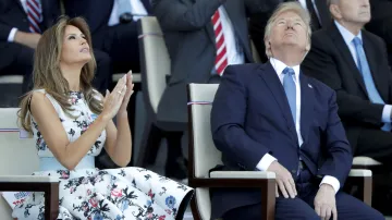 Vojenské přehlídce v Paříži přihlíží americký prezident Donald Trump se svou ženou Melanií. Během dne by v průvodu měla pochodovat i americká armáda při příležitosti sta let od vstupu USA do první světové války.