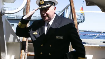 Velitel Nils Brandt ze sesterské plachetnice Gorch Fock zdraví loď Eagle.
