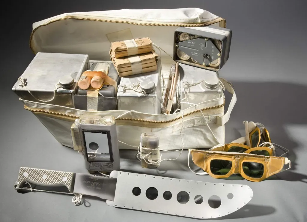 Mise Apollo byly vybaveny dvěma batohy, které umožnily přežití posádce 48 hodin po návratu při přistání na vodu. Zavazadlo z mise Apolla 11 obsahuje tři zásobníky vody, jeden radiový maják s náhradním akumulátorem, tři páry slunečních brýlí, šest balení odsolovaných chemikálií, jednu odsolovací sadu, dvě světla, jednu mačetu a dvě lahve s opalovacím krémem
