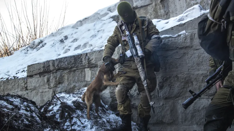 Povstalecký ostřelovač ve hře s psíkem