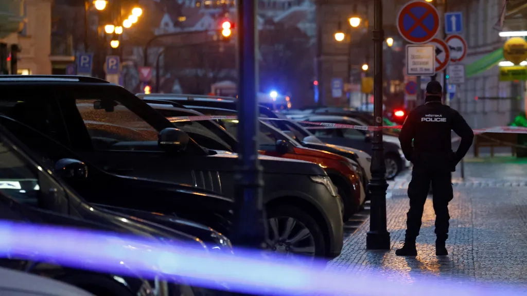 Policista nedaleko místa střelby v centru Prahy