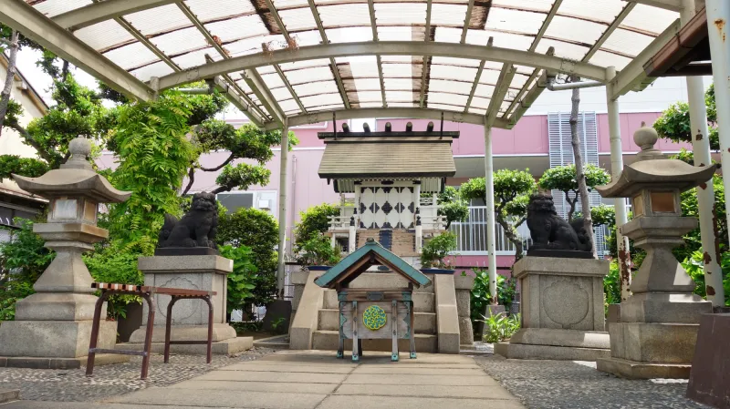 Šintoistická svatyně Namijoke Inari. Její božstva chrání rybáře a námořníky