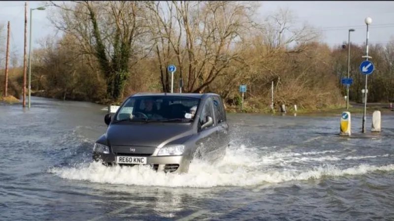 Temže začíná ohrožovat i Londýn
