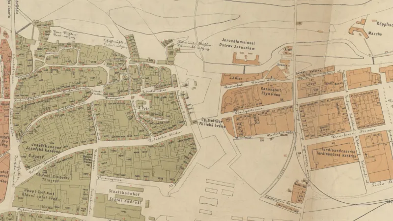 Dvě Prahy: Srovnání starých (mapa 1896) a nových plánů (fotografie 1945) poukazuje na to, jakým způsobem budování železniční sítě ovlivnilo vývoj města v okolí centra Prahy