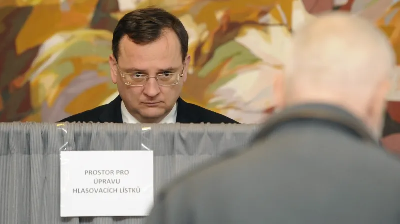 Petr Nečas odevzdává hlas v Poslanecké sněmovně