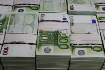 Inflace v eurozóně je na rekordním maximu od vzniku eura, vystoupala na 4,9 procenta