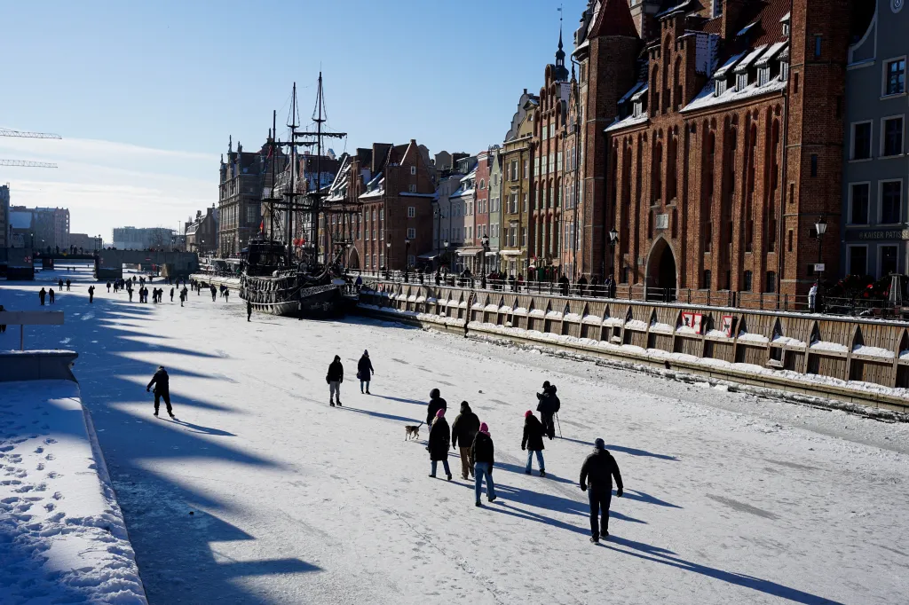 Lidé se procházejí po zamrzlé řece Motlawě v polském Gdaňsku