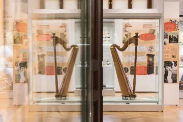 Jihočeské muzeum připomíná, jak trávily volno ženy v 19. století. Děti si mohou vyzkoušet hračky