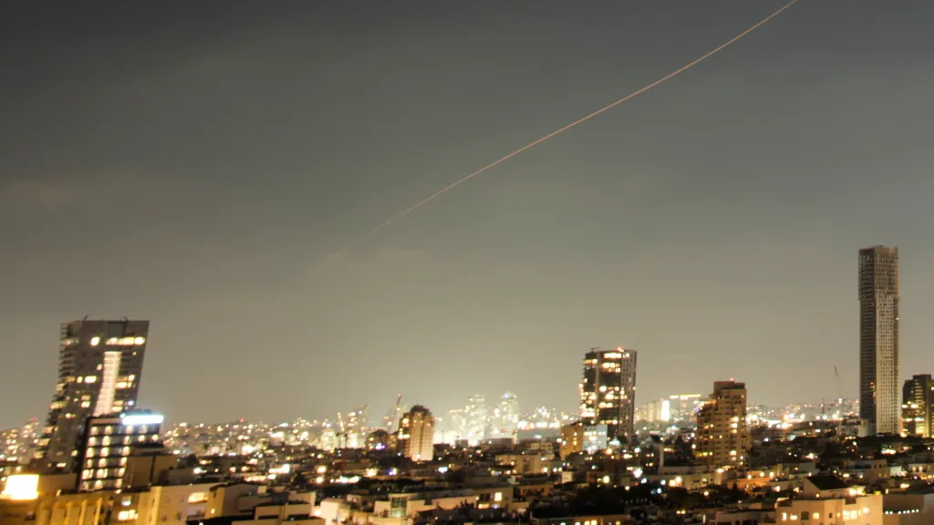 Izraelský systém Iron Dome v akci proti íránským útokům z října 2023, ilustrační snímek