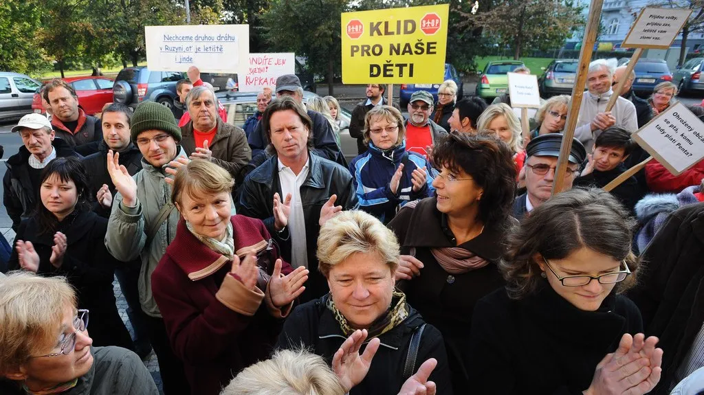 Protest občanů proti rozšíření letiště Vodochody