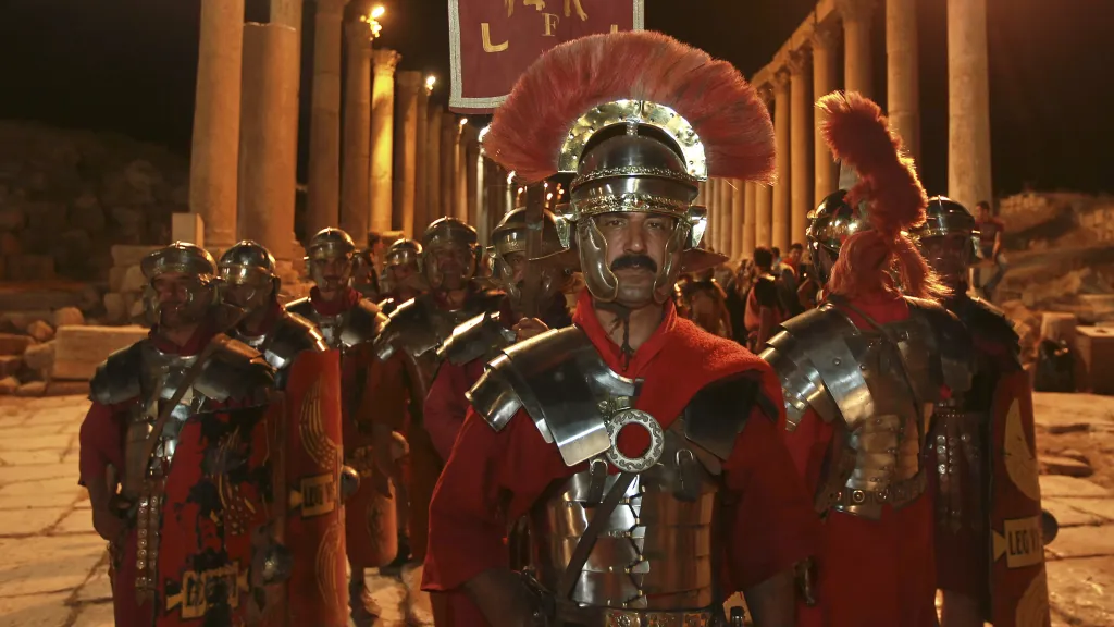 Přehlídka fanoušků římských legií v Džaraši