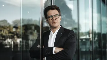 Jakub Hrůša před Královskou operou v Londýně