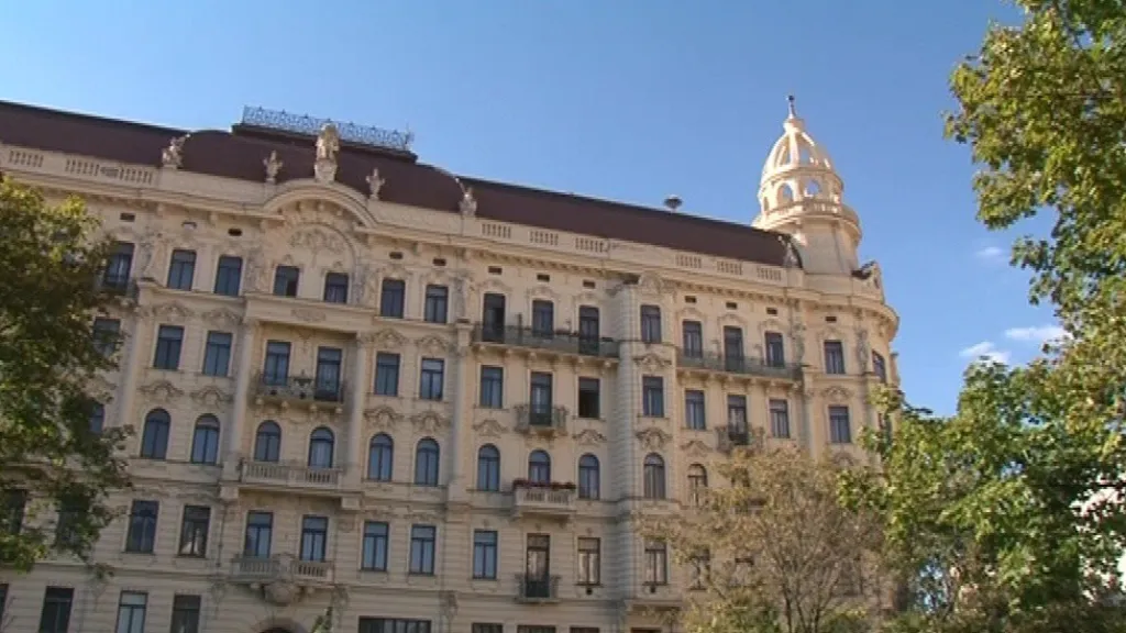 Náměstí dominuje secesní palác Tivoli