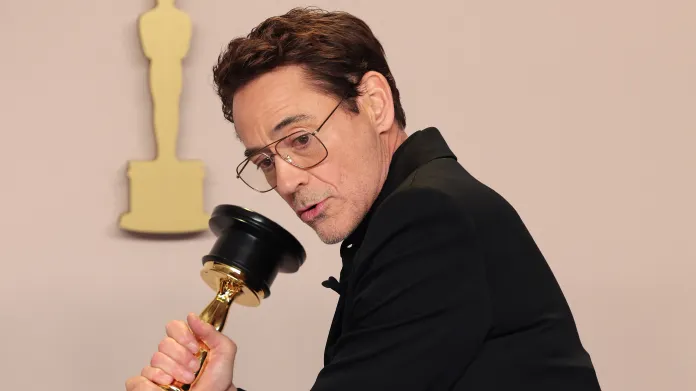 Robert Downey Jr. s cenou Oscar pro nejlepšího herce ve vedlejší roli (Oppenheimer)