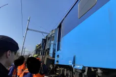 V Praze se srazily nákladní vlaky. Jeden člověk je zraněný, provoz na trati je zastaven