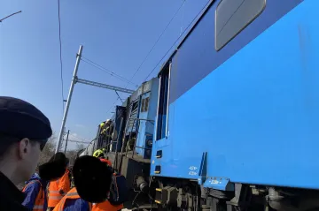 V Praze se srazily nákladní vlaky. Jeden člověk je zraněný, provoz na trati je zastaven