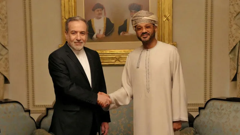 Íránský ministr zahraničí Abbás Arakčí se svým ománským protějškem Badrem Busajdím v Maskatu