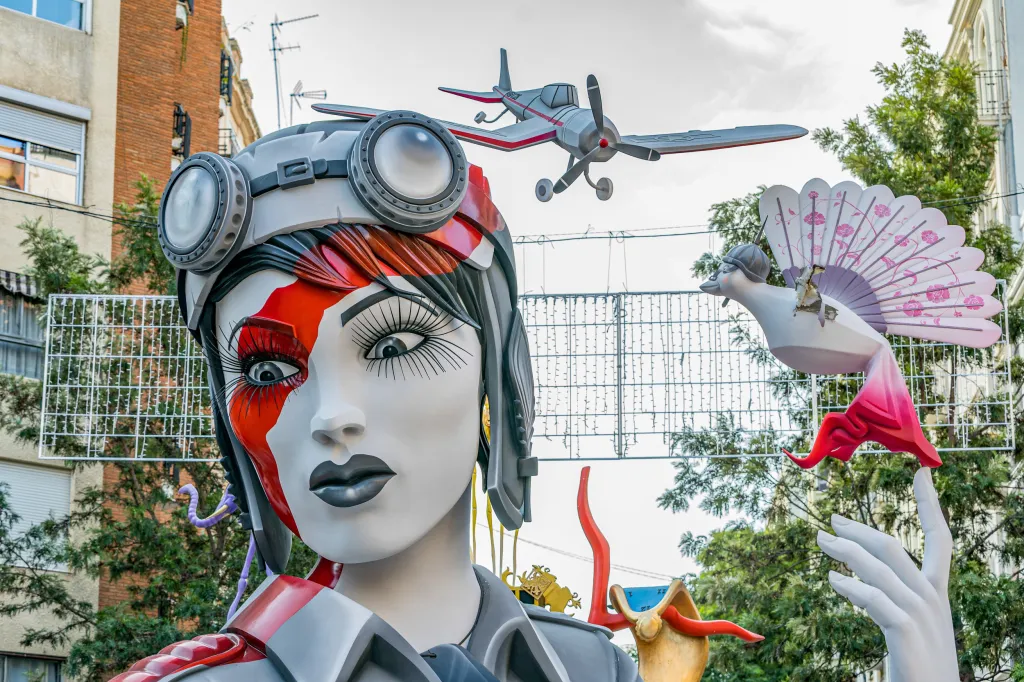 Las Fallas vhání do ulic Valencie radost každý rok od 15. do 19. března a přípravy trvají celý rok. Letošní ročník byl z obav před šířením onemocnění covid-19 přesunutý na datum 1. až 5. září