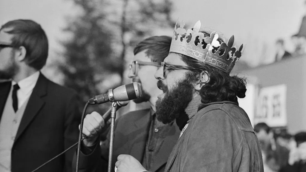Allen Ginsberg králem majálesu v roce 1965