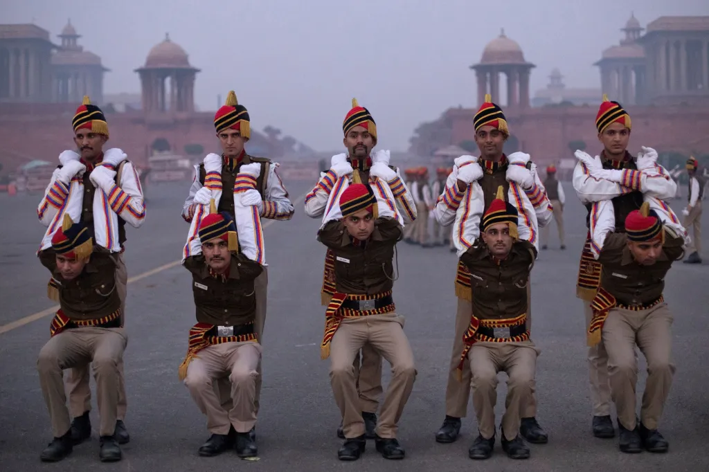 Členové policie v indickém Novém Dillí se rozcvičují před přehlídkou během svátku a oslav Dne republiky