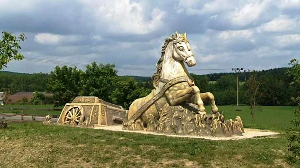 Kůň uvízlý v blatech Michala Olšiaka