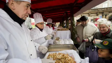 Tradiční rybí polévka podávaná na Staroměstském náměstí